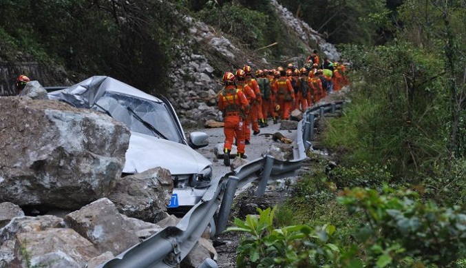 Milagroso rescate de sobreviviente de terremoto en China 17 días después