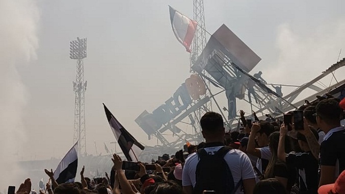 Hinchas de Colo-Colo colapsan techo del Estadio Monumental y causan accidente (Videos)