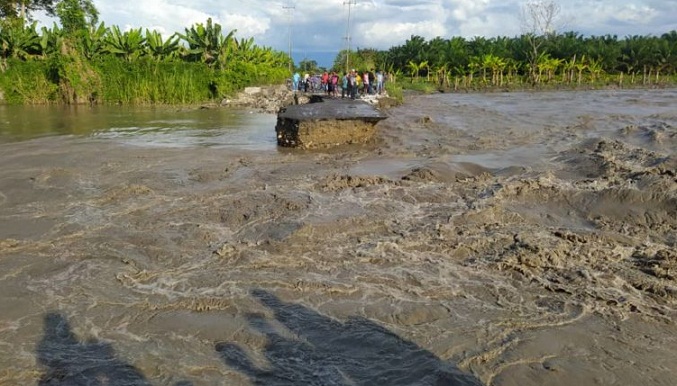 Río Chama arrasa tramo de una vía en el municipio Colón
