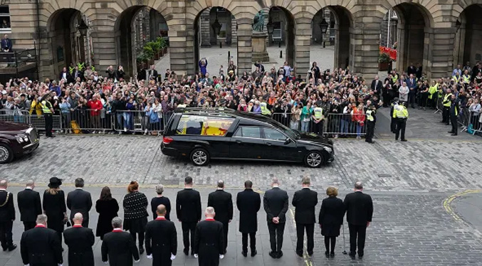 Cortejo fúnebre de la reina Isabel II llega a Edimburgo (Video)
