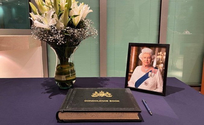 Embajada Británica en Caracas habilita libro de condolencias al público