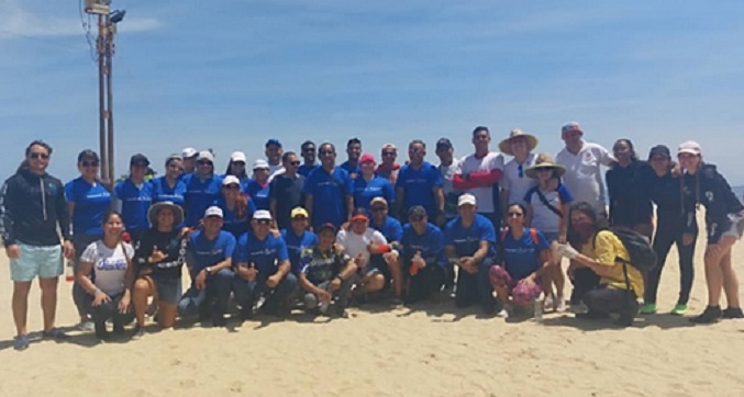 Voluntarios de Empresas Polar recolectan desechos sólidos en el Día Mundial de las Playas