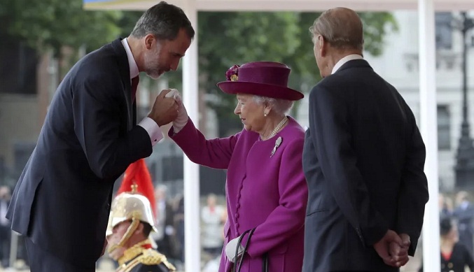Felipe VI destaca el «compromiso y el sentido del deber» de Isabel II