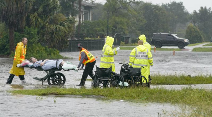 Evacúan pacientes de hospitales tras el paso del huracán Ian