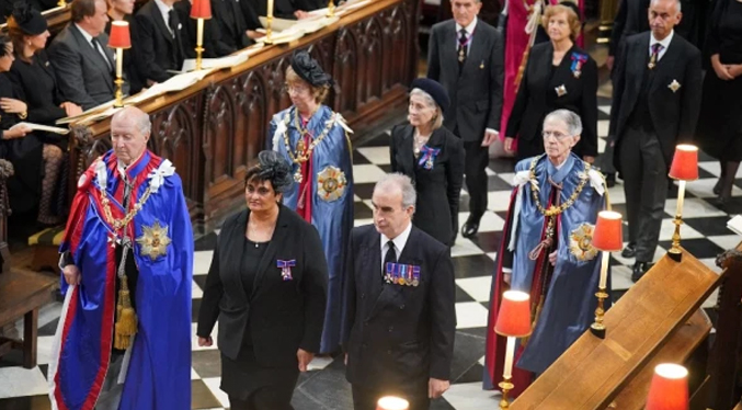Féretro de Isabel II entra en la bóveda real en Windsor