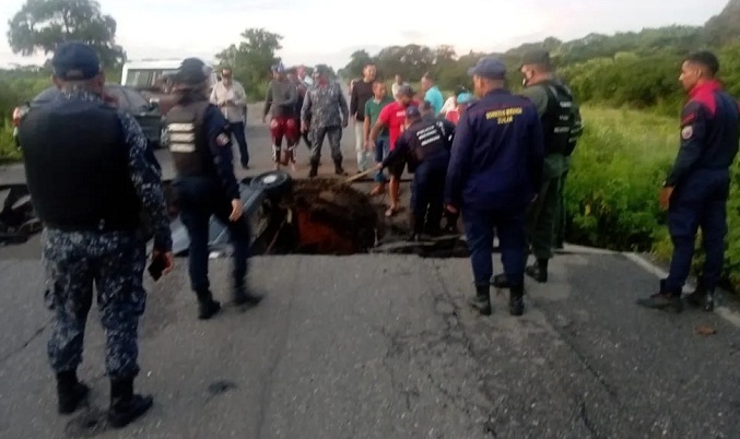 Colapsa tramo de la carretera Falcón-Zulia generando un accidente (Video)