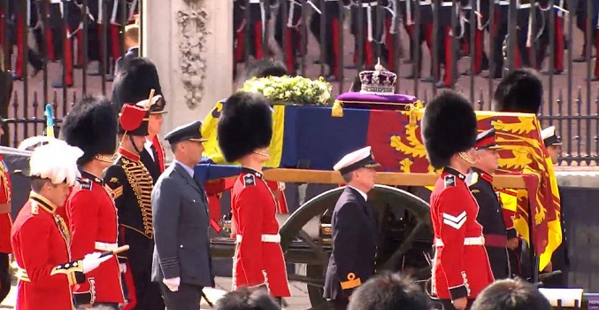 El féretro de Isabel II llega a Westminster para ser despedida de manera multitudinaria
