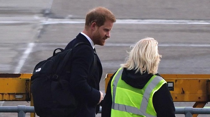 El emotivo momento en que el príncipe Harry es consolado por el personal del aeropuerto (Fotos)