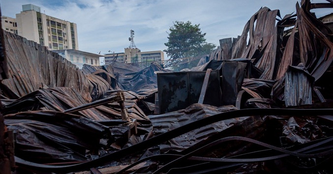 Incendio en carpintería del sector El Tránsito de Maracaibo obliga el desalojo de 10 familias (Fotos)