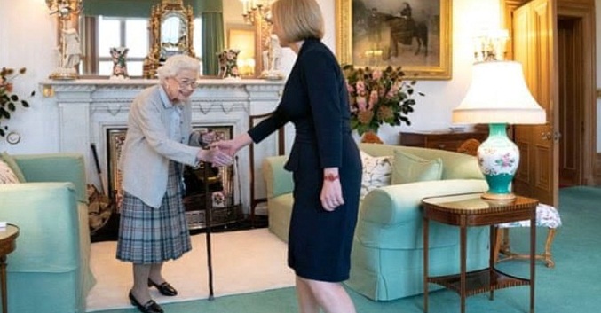Liz Truss asume el cargo de primera ministra tras recibir el encargo formal de la reina Isabel II