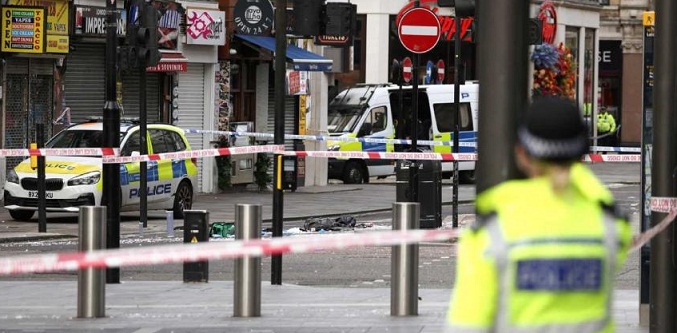Apuñalan a dos policías en el centro de Londres