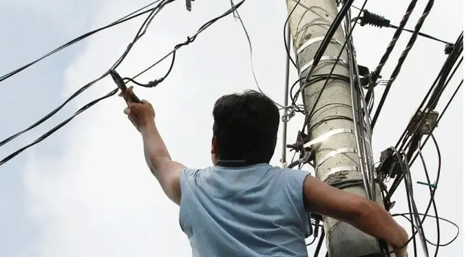 Hombre se electrocuta en intento de hurto de guayas de alta tensión