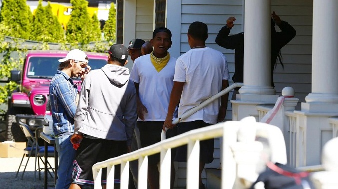 Migrantes enviados a la isla de Massachusetts serán trasladados a base militar