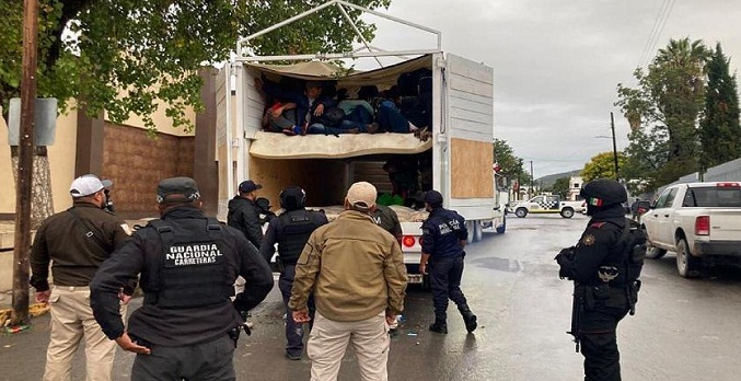 Autoridades mexicanas encuentran migrantes escondidos en camiones