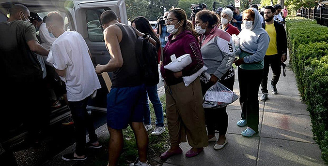 Texas envía otro bus con migrantes venezolanos a la residencia de Kamala Harris