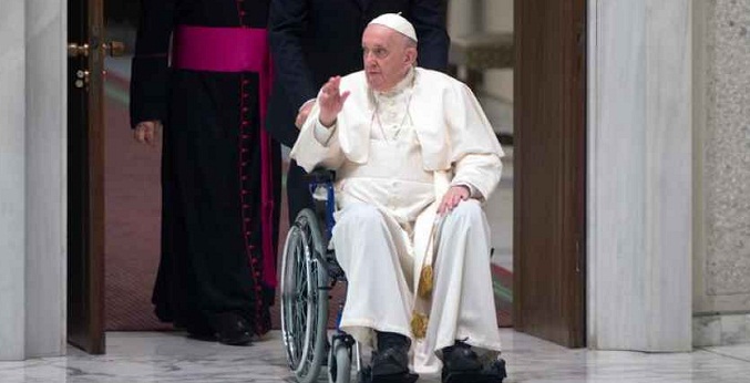 Papa Francisco no podrá viajar a Kiev o Moscú por problema de rodilla