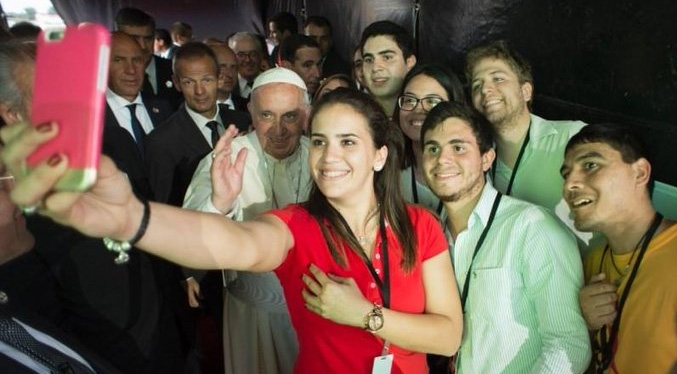 El Papa firma con los jóvenes un pacto para «una economía de paz»