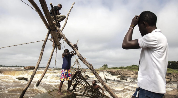Además de peces, los pescadores acrobáticos del río Congo quieren turistas
