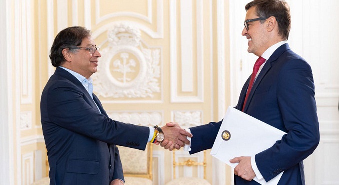 Embajador de Venezuela en Colombia entrega credenciales a Petro