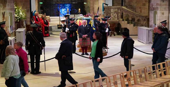 Miles de escoceses despiden a Isabel II en la catedral de Saint Giles