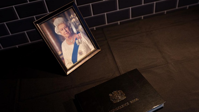 Reino Unido estrena himno en la misa para despedir a Isabel II: «God save the king»
