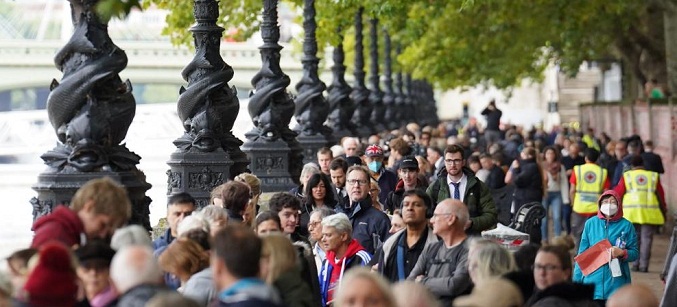 Decenas de miles de personas ya hacen fila en Londres para la capilla ardiente de Isabel II