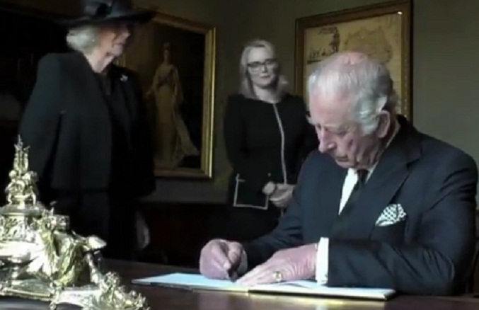 Nueva salida de tono de Carlos III al firmar con una pluma: «No soporto esta maldita cosa» (Video)