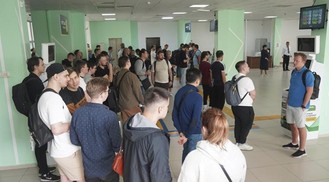 Unos 98 mil rusos huyen a Kazajistán para evadir la movilización