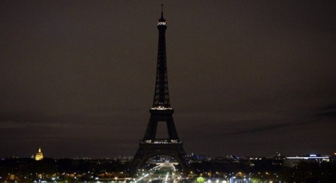 Torre Eiffel apaga sus luces en homenaje a la reina Isabel II