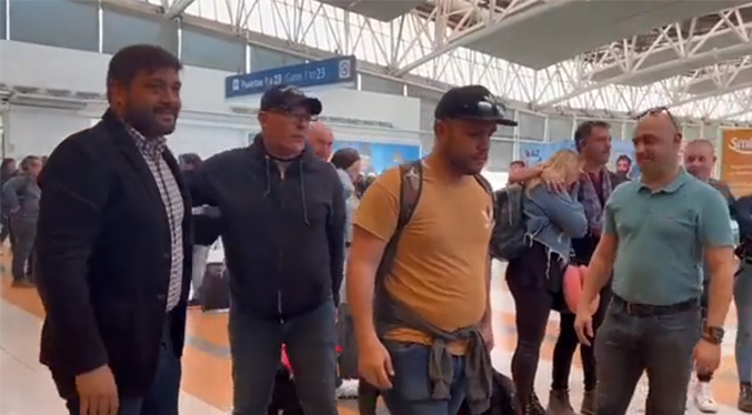 Sale de Argentina primer grupo de tripulantes de Emtrasur retenido desde junio (Video)