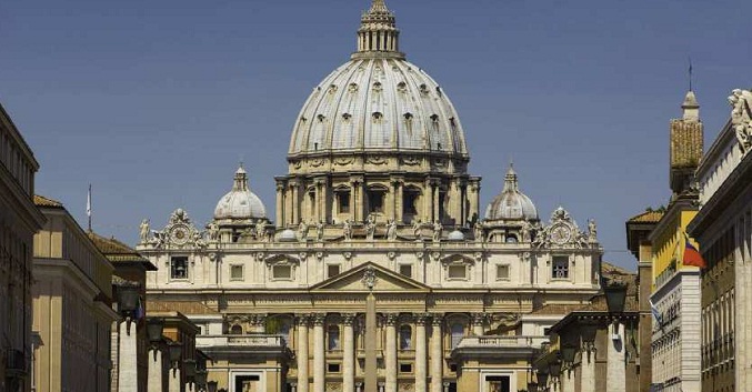 Vaticano confirma restricciones a obispo y premio Nobel Belo por abusos