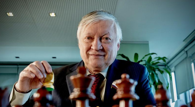 El excampeón mundial ajedrez Anatoli Kárpov, en coma inducido
