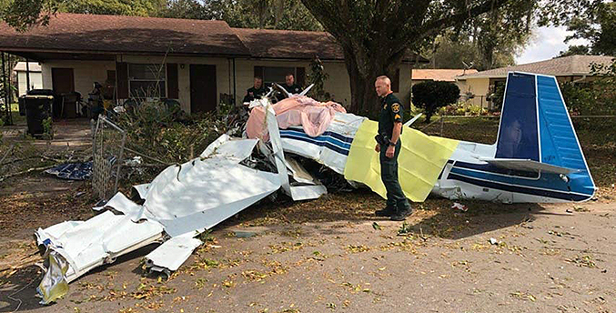 Mueren dos personas tras desplomarse avioneta contra una casa en Florida