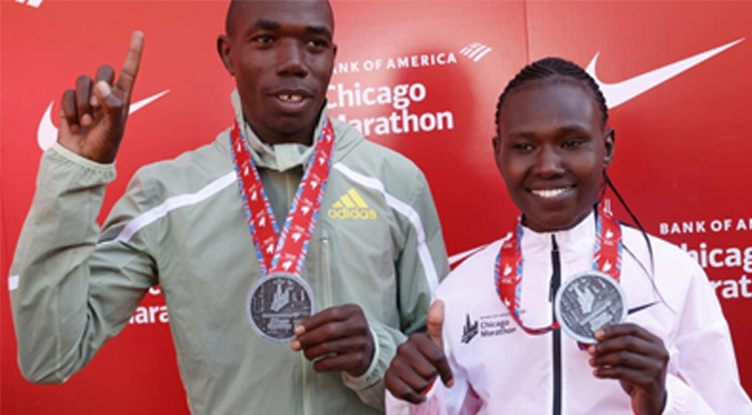 Kenianos Chepngetich y Kipruto reinan en la maratón de Chicago