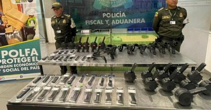 Detienen a teniente coronel colombiano con varias maletas llenas de armas en Bogotá