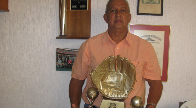 David Concepción pierde todo los trofeos y guantes de oro en el desbordamiento de El Castaño