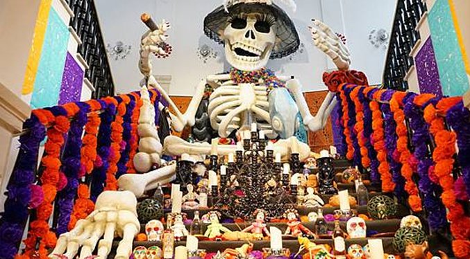 España celebra con mega altar el Día de los Muertos