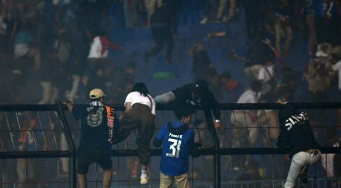 Un total de 32 niños entre las 125 personas que murieron en el estadio de Indonesia