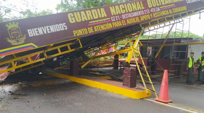 Árbol cae sobre una alcabala de la GNB en Táchira