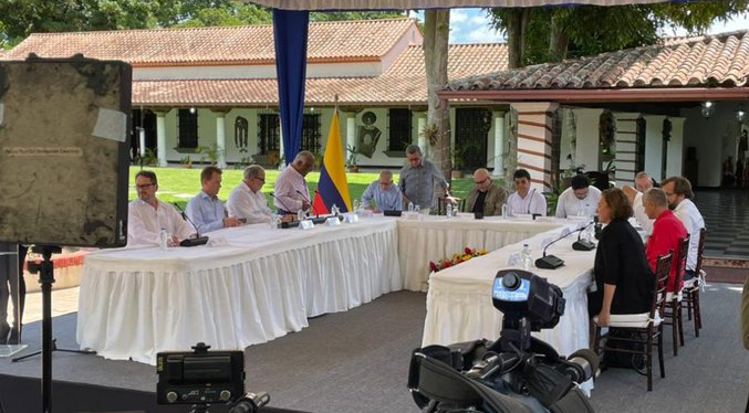 Gobierno de Petro y ELN firman en Caracas restablecimiento del diálogo de paz