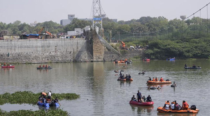 Nueve arrestados tras derrumbe de puente en la India