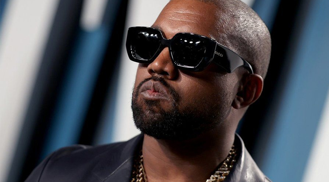 Kanye West afronta una demanda por discriminación racial y acoso