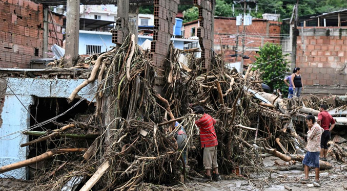 Varios heridos y cuantiosos daños materiales dejan inundaciones en Mérida y Aragua