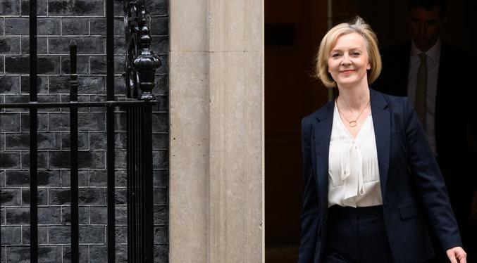En el Parlamento, Liz Truss admite errores y rechaza abandonar el gobierno británico