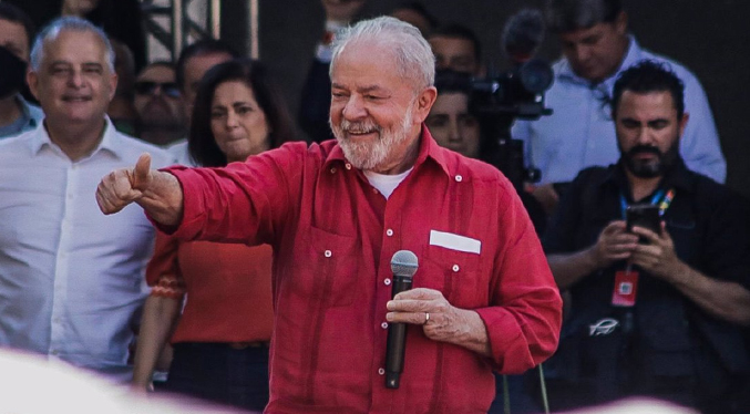 En un sondeo de intención de voto Lula tiene 51 % y Bolsonaro 42 %