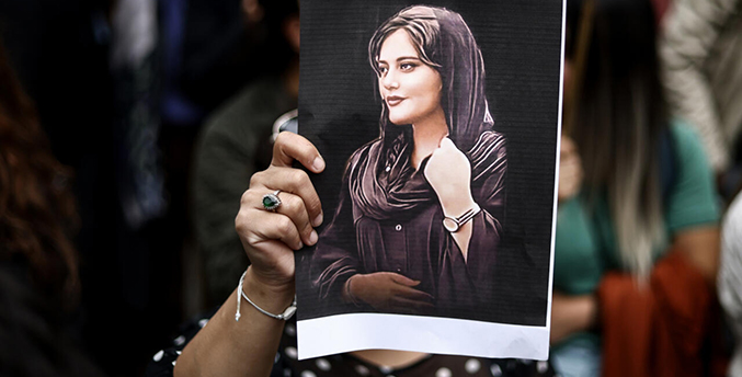 Manifestantes se congregan frente a la tumba de Mahsa Amini en Irán pese a amenazas