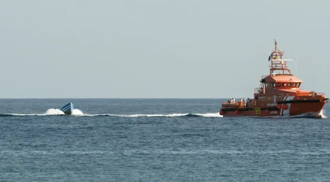 Rescatan en España 264 personas en cuatro barcas rumbo a las islas Canarias