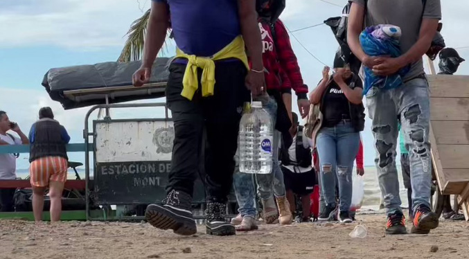 Migrantes venezolanos abandonan Necoclí ante el cierre de EEUU