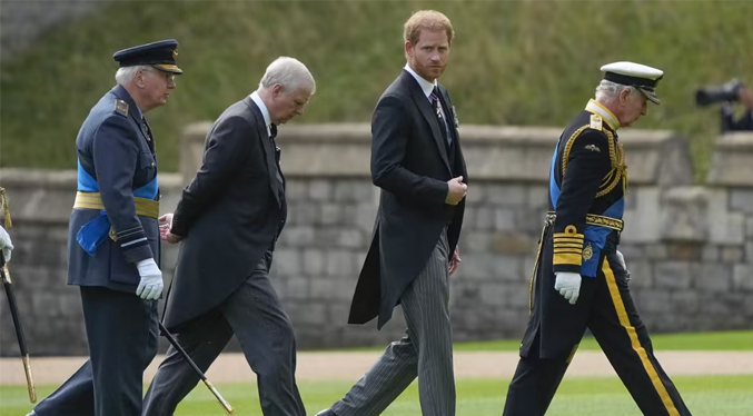 Carlos III modificará la legislación británica para que príncipes Harry y Andrés estén fuera de la familia real