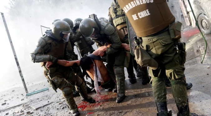 Policía chilena lanza gas y agua sucia contra periodistas durante protestas